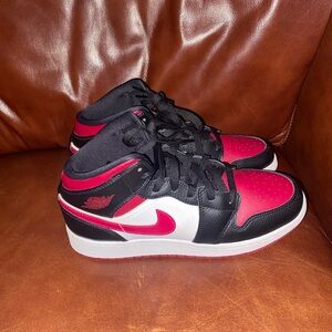 Nike Jordan 1 Bred Toe Sneakers